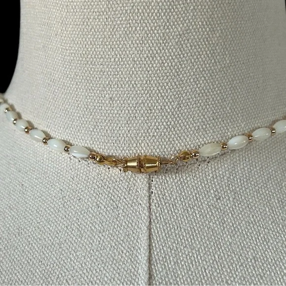 Vintage Boho Mother of Pearl and Shell Necklace.  Very Boho. - Picture 3 of 4